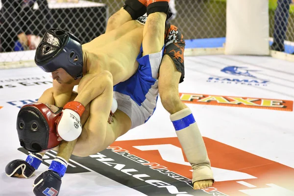 Orenburg, Rusia - 18 de febrero de 2017 año: Los combatientes compiten en artes marciales mixtas — Foto de Stock