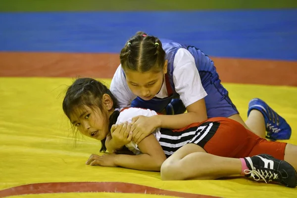 Orenburg, Russia-May 5, 2017 año: Las niñas compiten en la lucha libre — Foto de Stock