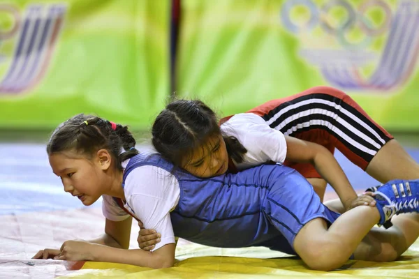 Orenburg, Russia-May 5, 2017 year: Girls compete in freestyle wrestling — Stock Photo, Image