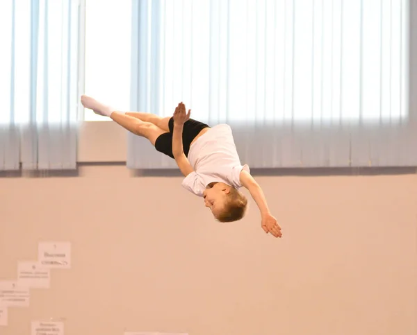 Orenburg, Rusland - 28 januari 2017: De jongens concurreren in het springen op de trampoline — Stockfoto