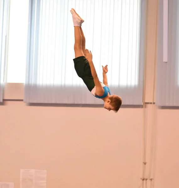 Orenburg, russland - 28. januar 2017: die Jungen messen sich beim springen auf dem trampolin — Stockfoto