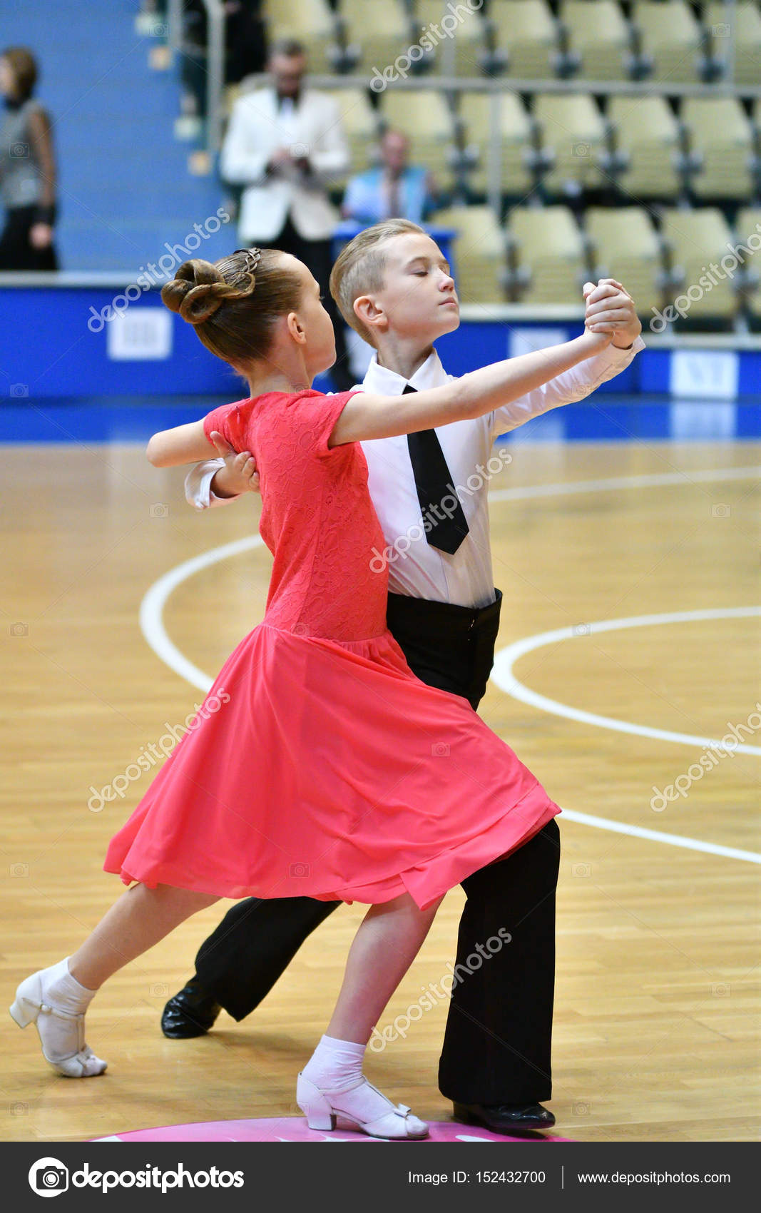 Orenburg, Rússia - 11 de dezembro de 2016: Menina e menino dançando — Fotografia de Stock ...