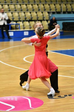 Orenburg, Rusya - 11 Aralık 2016: Kız ve erkek dans