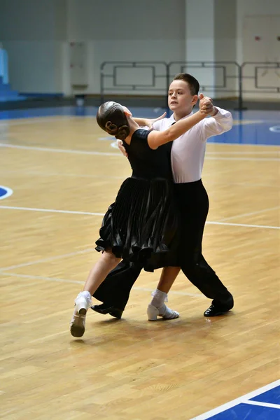 Όρεμπουργκ, Ρωσία - 11 Δεκεμβρίου 2016: Κορίτσι και αγόρι χορό — Φωτογραφία Αρχείου