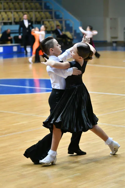 Orenburg, Rússia - 11 de dezembro de 2016: Menina e menino dançando — Fotografia de Stock