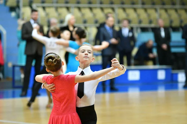 Orenburg, Rusko - 11. prosince 2016: Dívka a chlapec tanec — Stock fotografie