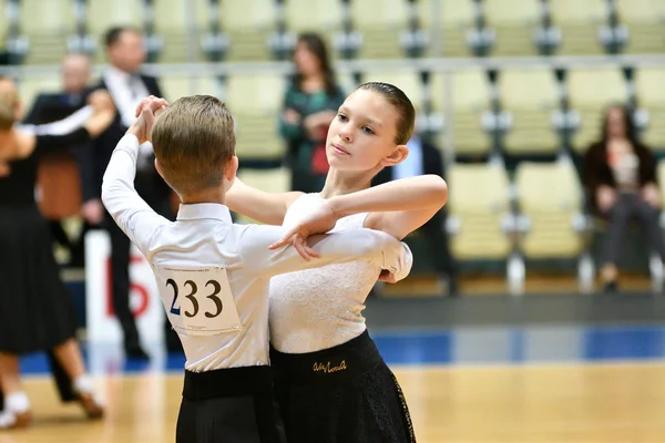 Orenburg, Federacja Rosyjska - 11 grudnia 2016 roku: Dziewczyna i chłopak, taniec — Zdjęcie stockowe