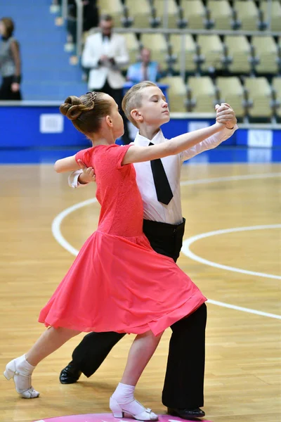 Orenburg, Rusko - 11. prosince 2016: Dívka a chlapec tanec — Stock fotografie