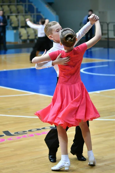 Оренбург, Россия - 11 декабря 2016 г.: танцы девочек и мальчиков — стоковое фото