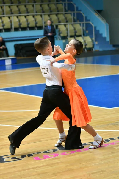 Orenburg, Russia - 11 dicembre 2016: Ragazza e ragazzo che ballano — Foto Stock