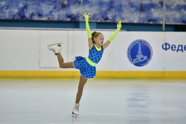 Orenburg, Russie - 20 février 2017 année : Les filles concourent en patinage artistique — Photo
