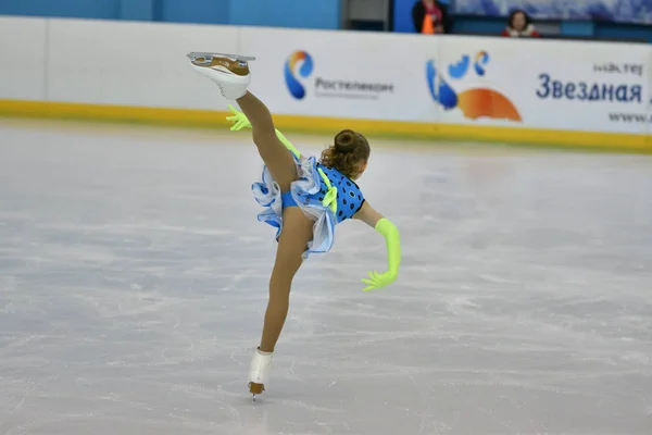 Orenburg, Rusya Federasyonu - 20 Şubat 2017 yıl: kız rekabet Artistik Patinaj — Stok fotoğraf