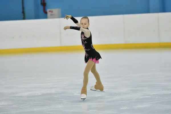 Orenburg, Rússia - 20 de fevereiro de 2017 ano: As meninas competem na patinação artística — Fotografia de Stock