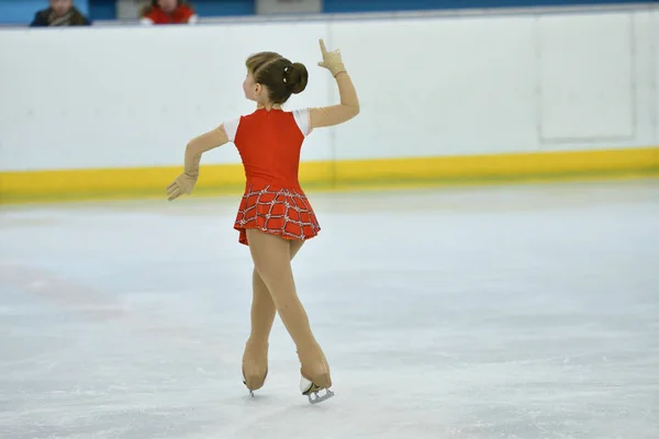 Orenburg, Russie - 20 février 2017 année : Les filles concourent en patinage artistique — Photo