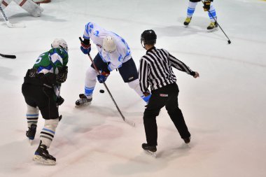 Orenburg, Rusya Federasyonu - 5 Nisan 2017 yıl: erkekler hokey oynar