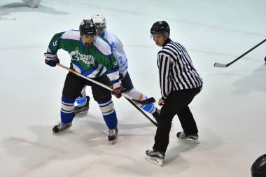 Orenburg, Rusya Federasyonu - 5 Nisan 2017 yıl: erkekler hokey oynar