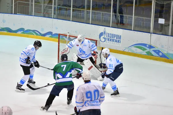 Orenburg, Rusland - 5 April 2017 jaar: mannen spelen hockey — Stockfoto