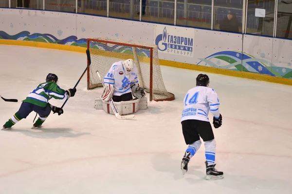 Orenburg, Rusia - 5 de abril de 2017 año: los hombres juegan al hockey —  Fotos de Stock