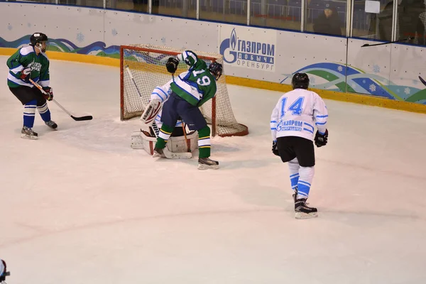 Orenburg, Rosja - 5 kwietnia 2017 roku: mężczyzn gry w hokeja — Zdjęcie stockowe