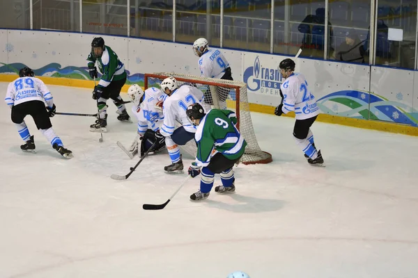 Orenburg, Rusya Federasyonu - 5 Nisan 2017 yıl: erkekler hokey oynar — Stok fotoğraf