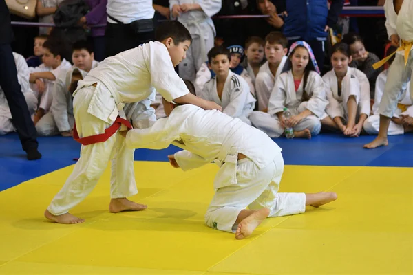 Orenburg, russland - 05 november 2016: jungs messen sich im judo — Stockfoto