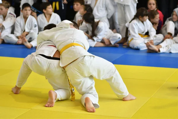 Orenburg, Rusia - 05 de noviembre de 2016: Los niños compiten en Judo — Foto de Stock
