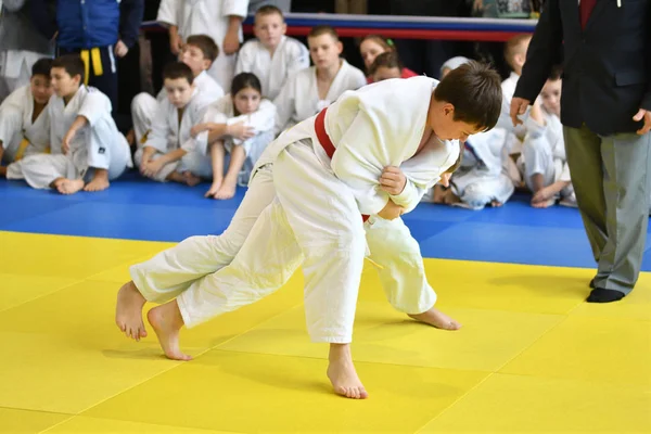 Orenburg, Rusia - 05 de noviembre de 2016: Los niños compiten en Judo — Foto de Stock