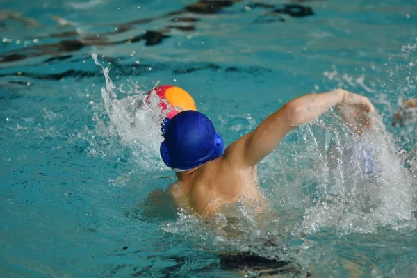 The boys play in water polo — Stock Photo, Image
