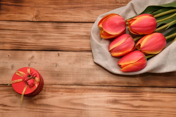 Tulipas vermelhas e amarelas — Fotografia de Stock