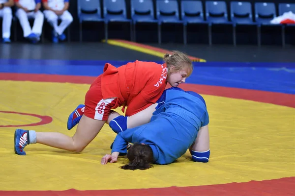 Orenburg, Rusia - 29 de octubre de 2016: Las niñas compiten en Sambo — Foto de Stock