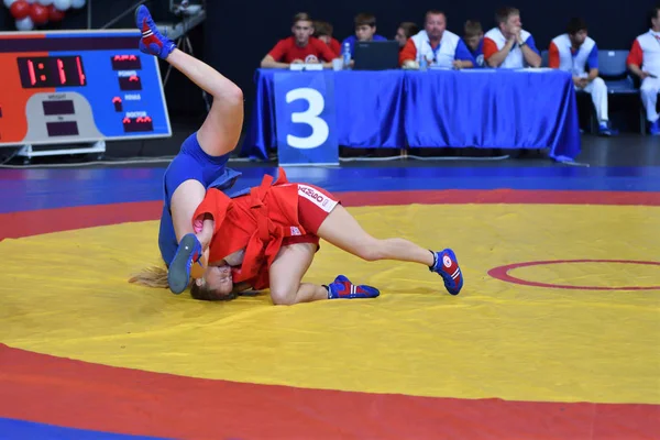 Orenburg, Rússia - 29 de outubro de 2016: Meninas competem no Sambo — Fotografia de Stock