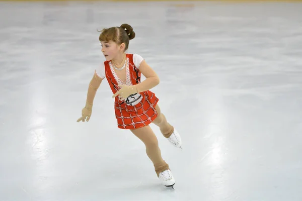 Orenburg, Rússia - 20 de fevereiro de 2017 ano: As meninas competem na patinação artística — Fotografia de Stock