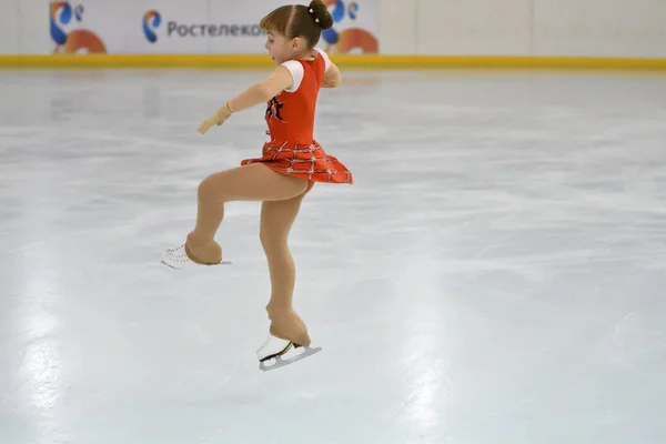 Orenburg, Rusia - 20 de febrero de 2017 año: Las niñas compiten en patinaje artístico — Foto de Stock