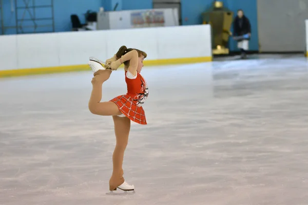 Orenburg, Rusia - 20 de febrero de 2017 año: Las niñas compiten en patinaje artístico — Foto de Stock