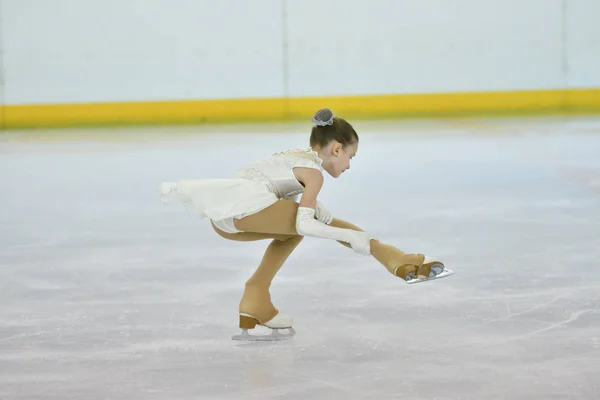 Orenburg, Russia - February 20, 2017 year: Girls compete in figure skating — Stock Photo, Image