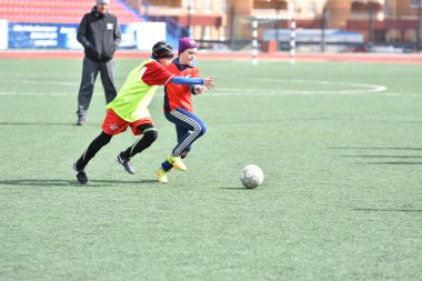 Orenburg, Rusya Federasyonu-Nisan 26, 2017 yıl: çocuklar futbol oynamak