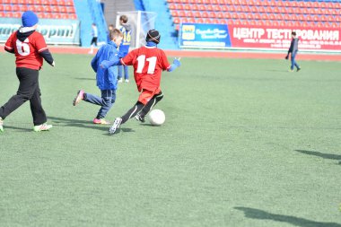Orenburg, Rusya Federasyonu-Nisan 26, 2017 yıl: çocuklar futbol oynamak