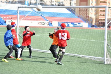 Orenburg, Rusya Federasyonu-Nisan 26, 2017 yıl: çocuklar futbol oynamak