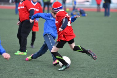 Orenburg, Rusya Federasyonu-Nisan 26, 2017 yıl: çocuklar futbol oynamak