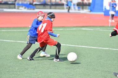 Orenburg, Rusya Federasyonu-Nisan 26, 2017 yıl: çocuklar futbol oynamak
