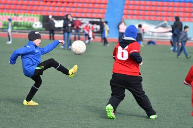 Orenburg, Rusya Federasyonu-Nisan 26, 2017 yıl: çocuklar futbol oynamak