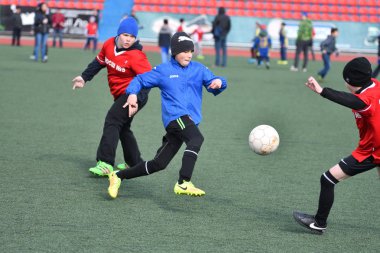 Orenburg, Rusya Federasyonu-Nisan 26, 2017 yıl: çocuklar futbol oynamak