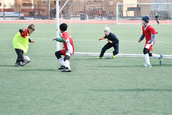 Orenburg, Russia-April 26, 2017 year: the boys play football — Stock Photo, Image