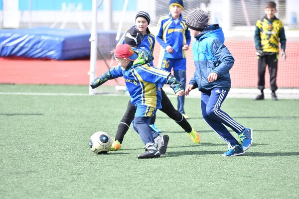 奥伦堡，俄罗斯 4 月 26，2017 年︰ 男孩子踢足球 — 图库照片