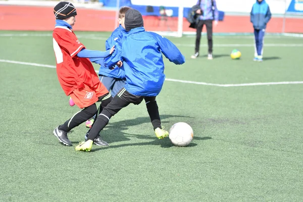 Orenburg, Russie-26 avril 2017 année : les garçons jouent au football — Photo