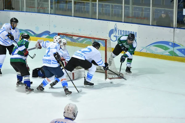 Orenburg, Rusia - 5 de abril de 2017 año: los hombres juegan al hockey — Foto de Stock