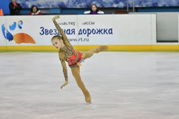 Orenburg, Russia - February 20, 2017 year: Girls compete in figure skating — Stock Photo, Image