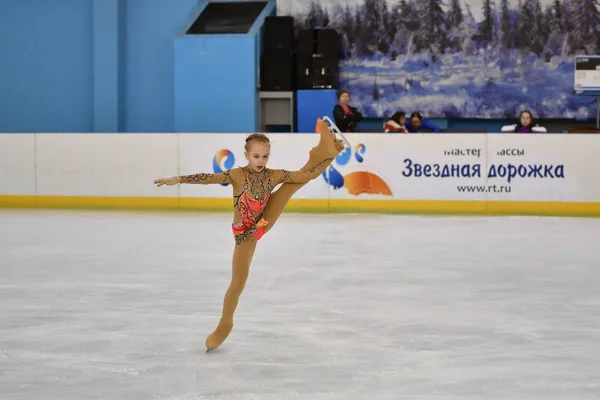 Orenburg, Rusya Federasyonu - 20 Şubat 2017 yıl: kız rekabet Artistik Patinaj — Stok fotoğraf