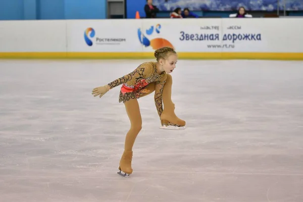 Orenburg, Oroszország - 2017. február 20. év: lányok versenyeznek műkorcsolya — Stock Fotó