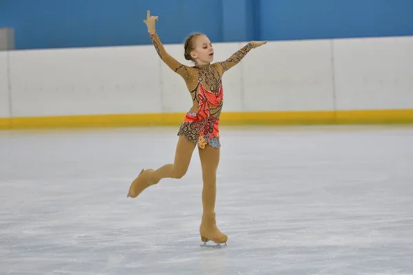 Orenburg, Russie - 20 février 2017 année : Les filles concourent en patinage artistique — Photo